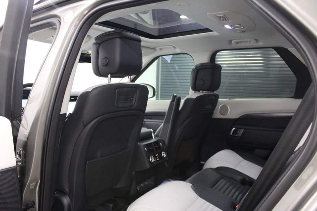 Used 2025 Land Rover Discovery Metropolitan Edition AWD/4WD image 36