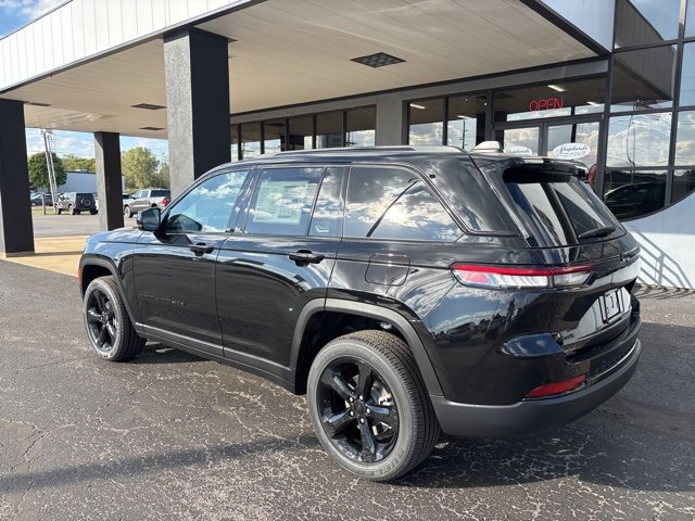New 2025 Jeep Grand Cherokee Altitude image 3