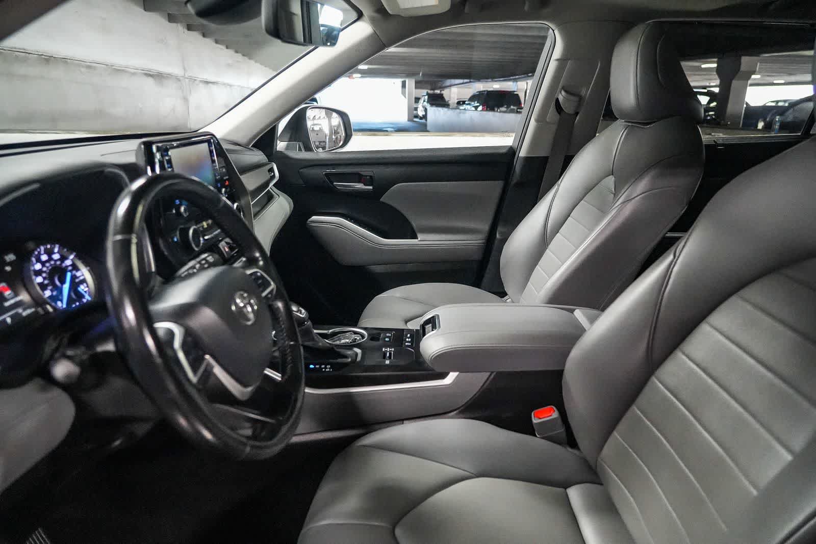 Used 2022 Toyota Highlander XLE AWD/4WD image 18