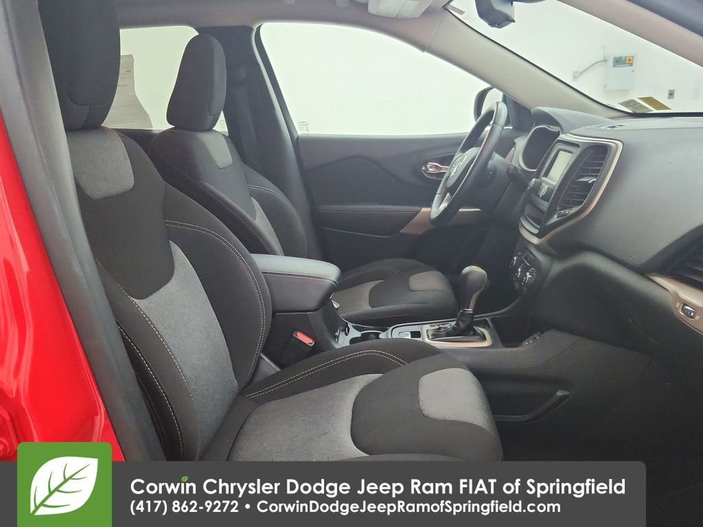 Certified 2018 Jeep Cherokee Latitude w/ Altitude Package FWD image 30