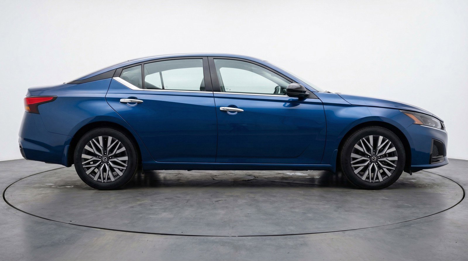 Used 2025 Nissan Altima 2.5 SV FWD image 11