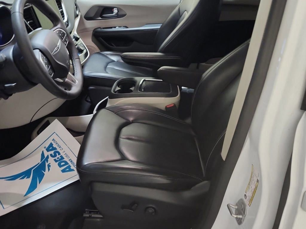 Used 2023 Chrysler Pacifica Touring-L FWD image 7