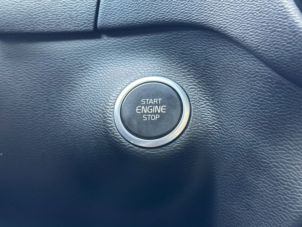 Certified 2023 Volvo XC40 B5 Ultimate AWD/4WD image 22