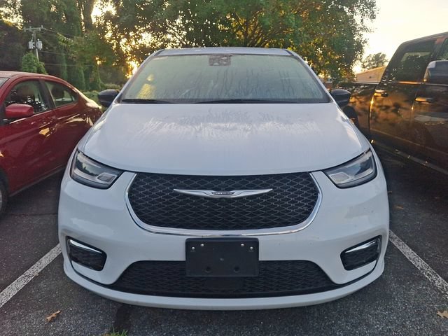 Used 2025 Chrysler Pacifica Select FWD image 2