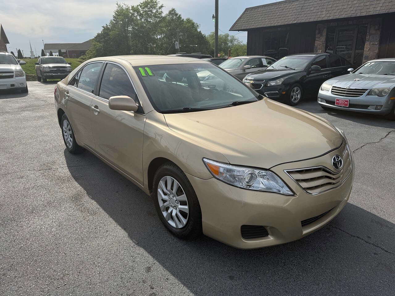 Used 2011 Toyota Camry LE w/ LE Extra-Value Pkg FWD image 2