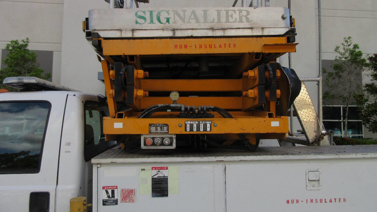 Used 2007 Ford F550 2WD Regular Cab Super Duty image 13