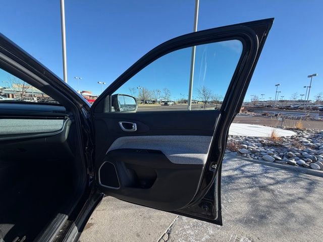 Used 2024 Jeep Compass Latitude image 28