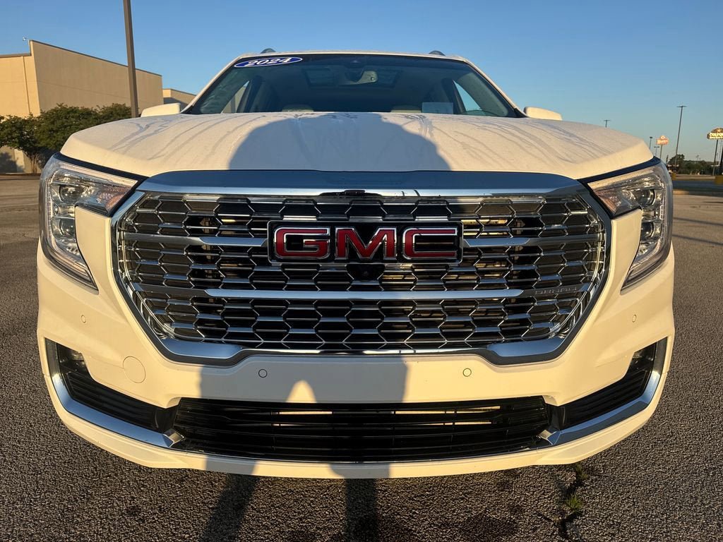 Used 2024 GMC Terrain Denali w/ Denali Premium Package AWD/4WD image 11