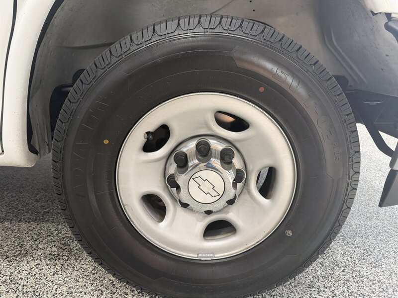 Used 2017 Chevrolet Express 3500 LT w/ LT Preferred Equipment Group RWD image 26