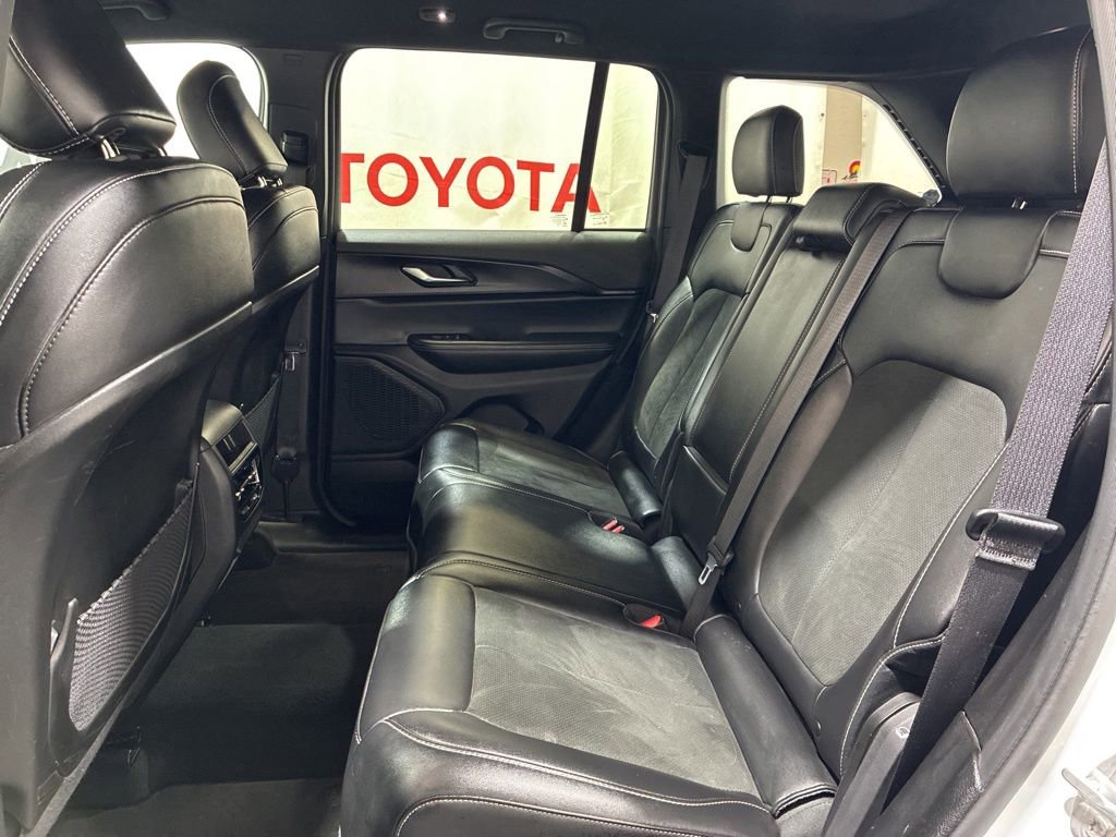 Used 2025 Jeep Grand Cherokee Altitude AWD/4WD image 18