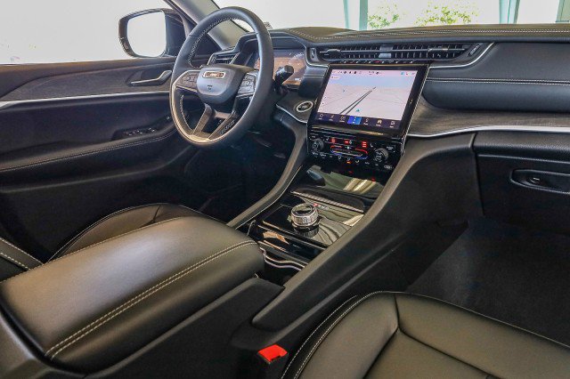 Used 2023 Jeep Grand Cherokee Limited image 39