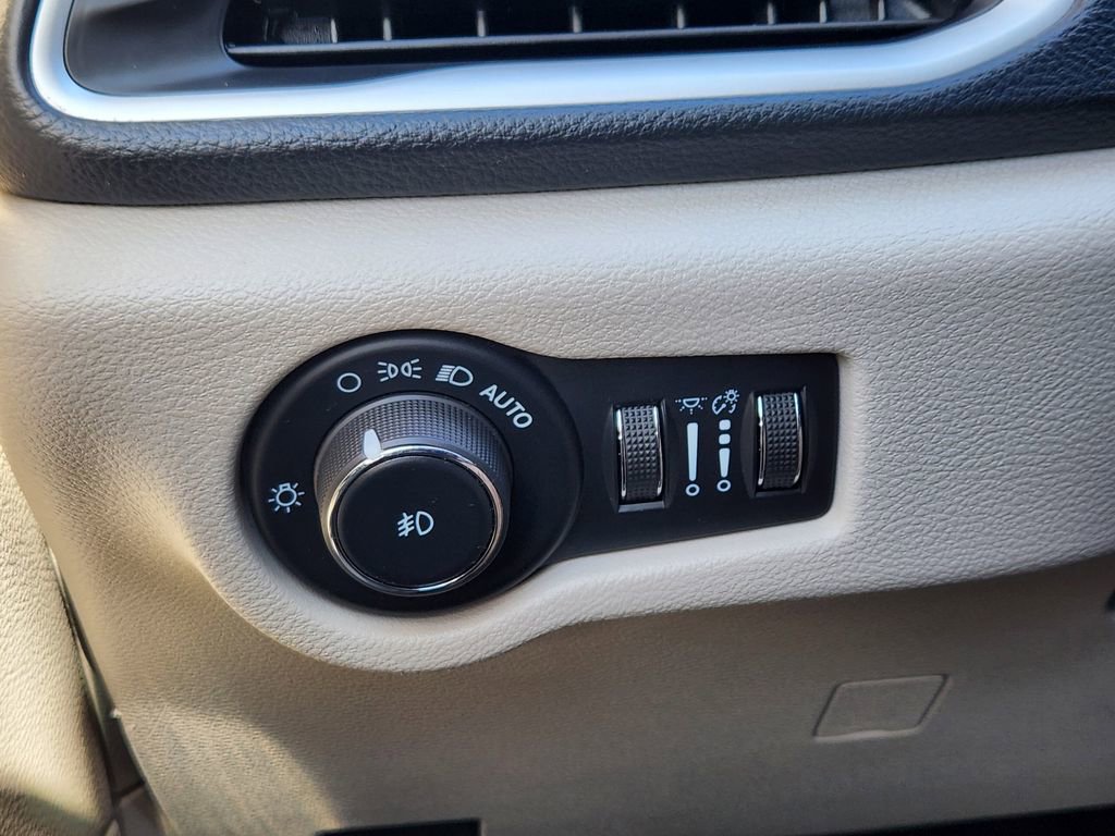 Used 2024 Chrysler Pacifica Select image 11