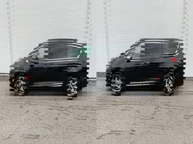 Used 2023 Chrysler Pacifica Limited image 39