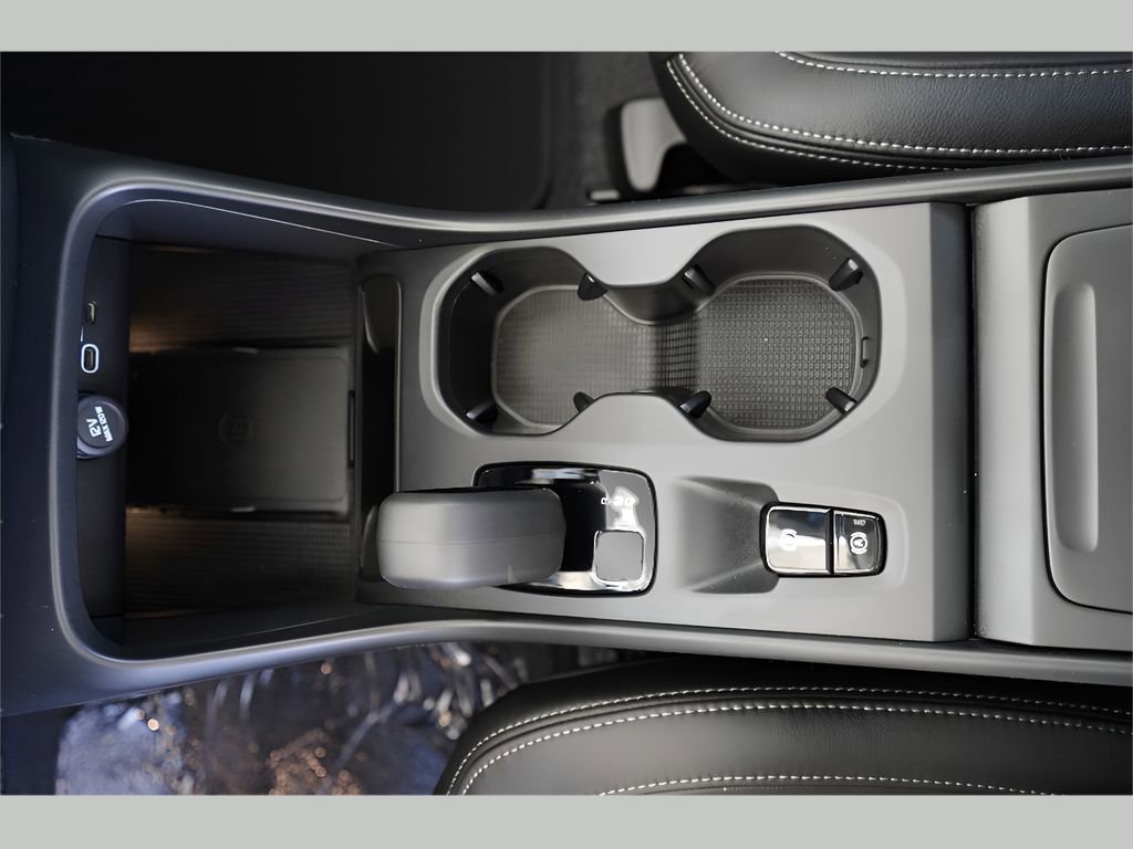 New 2025 Volvo XC40 B5 Core w/ Protection Package Premier image 15