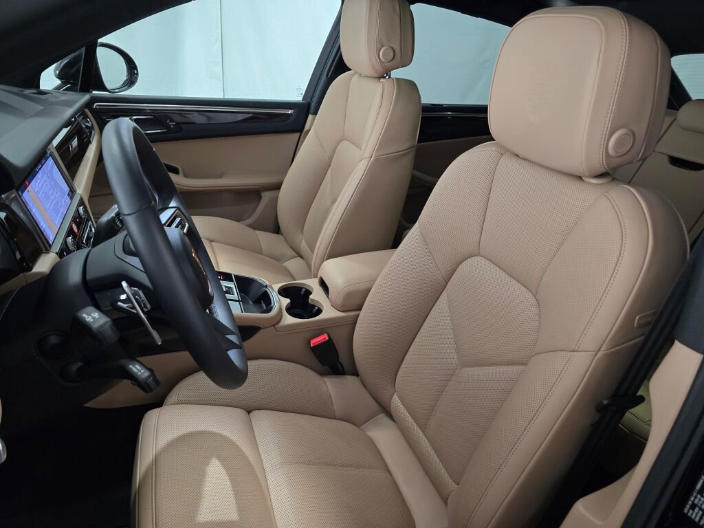 Certified 2025 Porsche Macan image 5