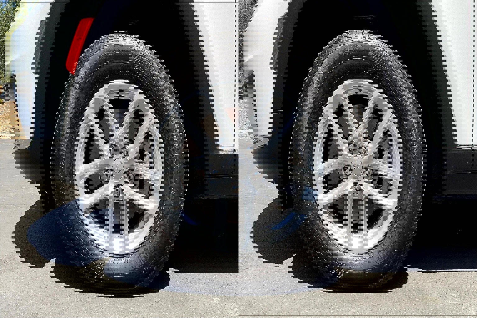 Used 2023 Jeep Grand Cherokee L Laredo image 9