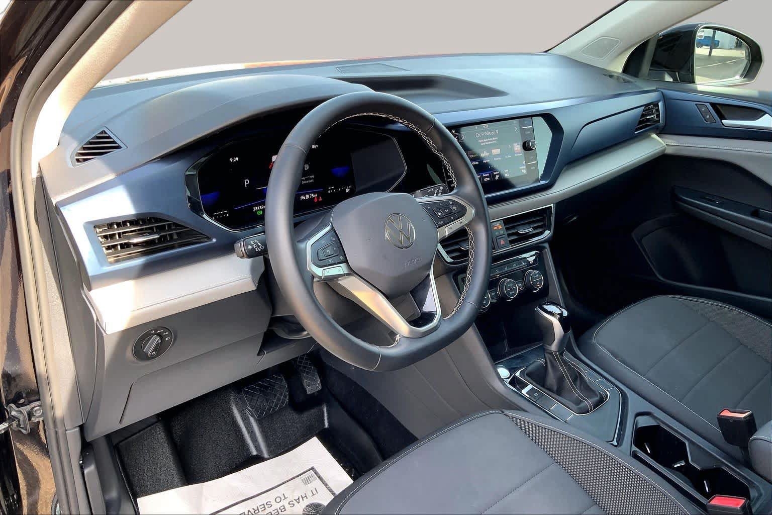 Used 2024 Volkswagen Taos SE w/ Panoramic Sunroof Package FWD image 18