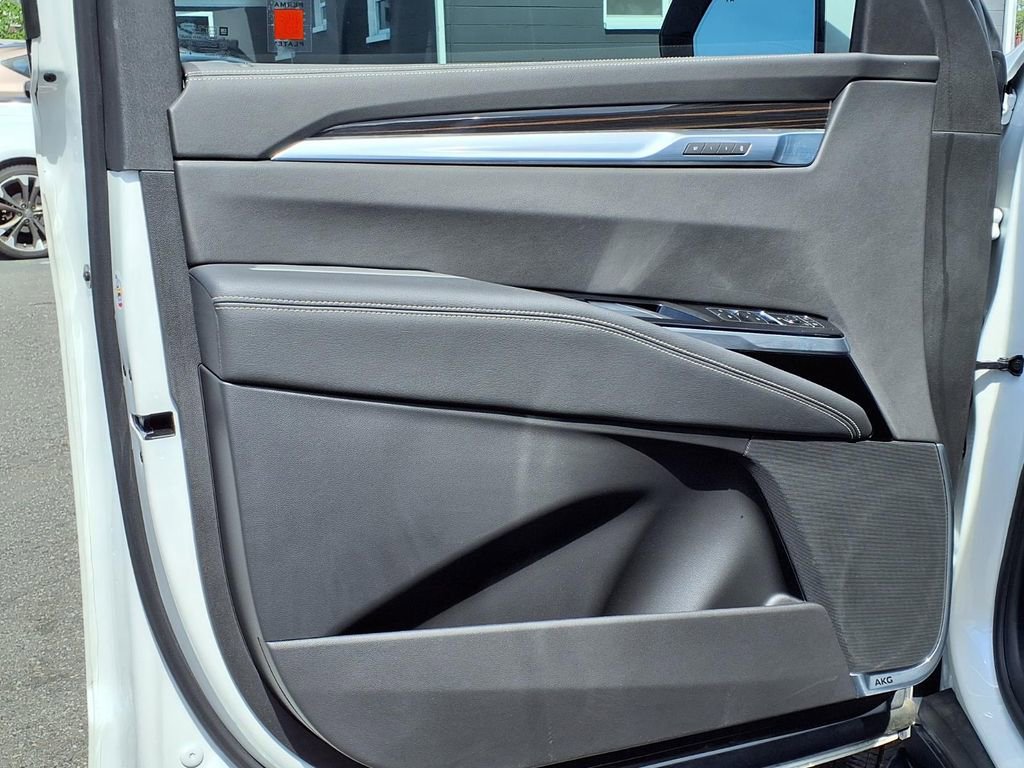 Used 2025 Cadillac Escalade ESV Premium Luxury RWD image 31