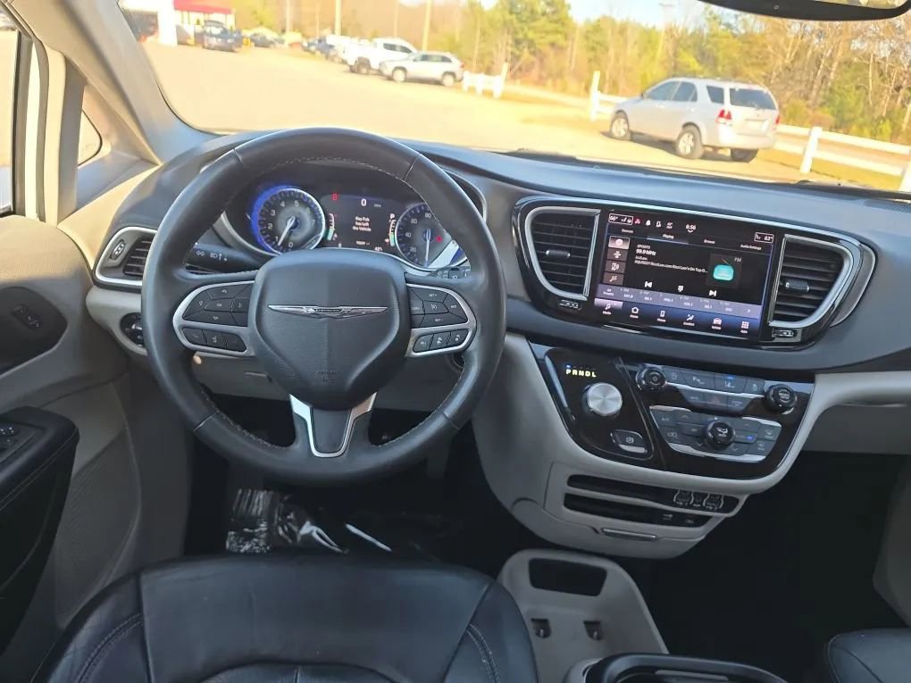 Used 2022 Chrysler Pacifica Touring-L FWD image 12
