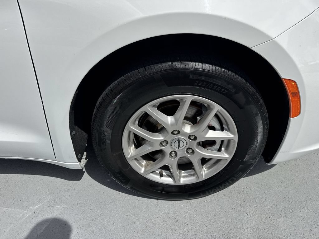 Used 2024 Chrysler Pacifica Touring-L FWD image 58