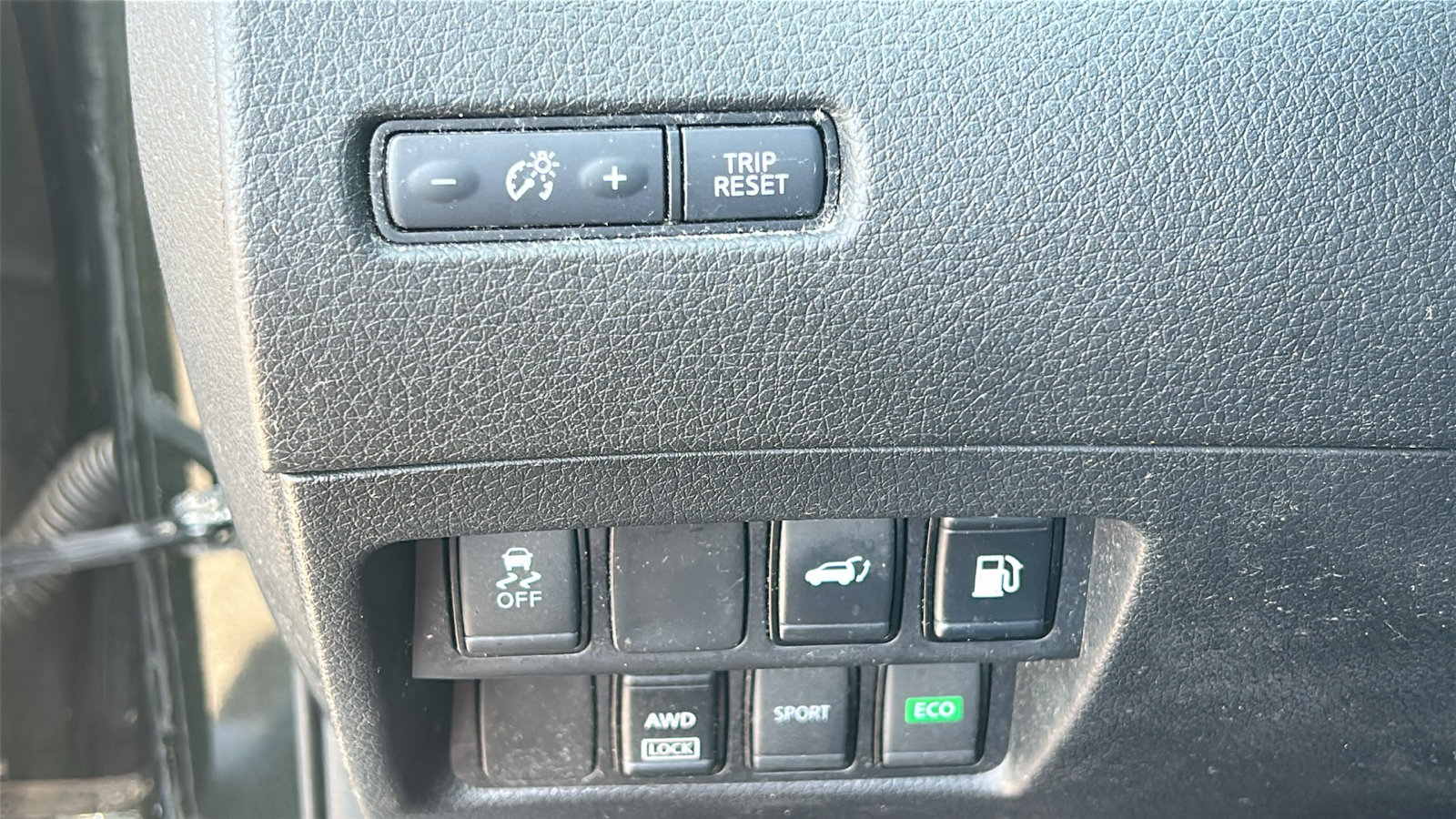 Used 2018 Nissan Rogue SV AWD/4WD image 16