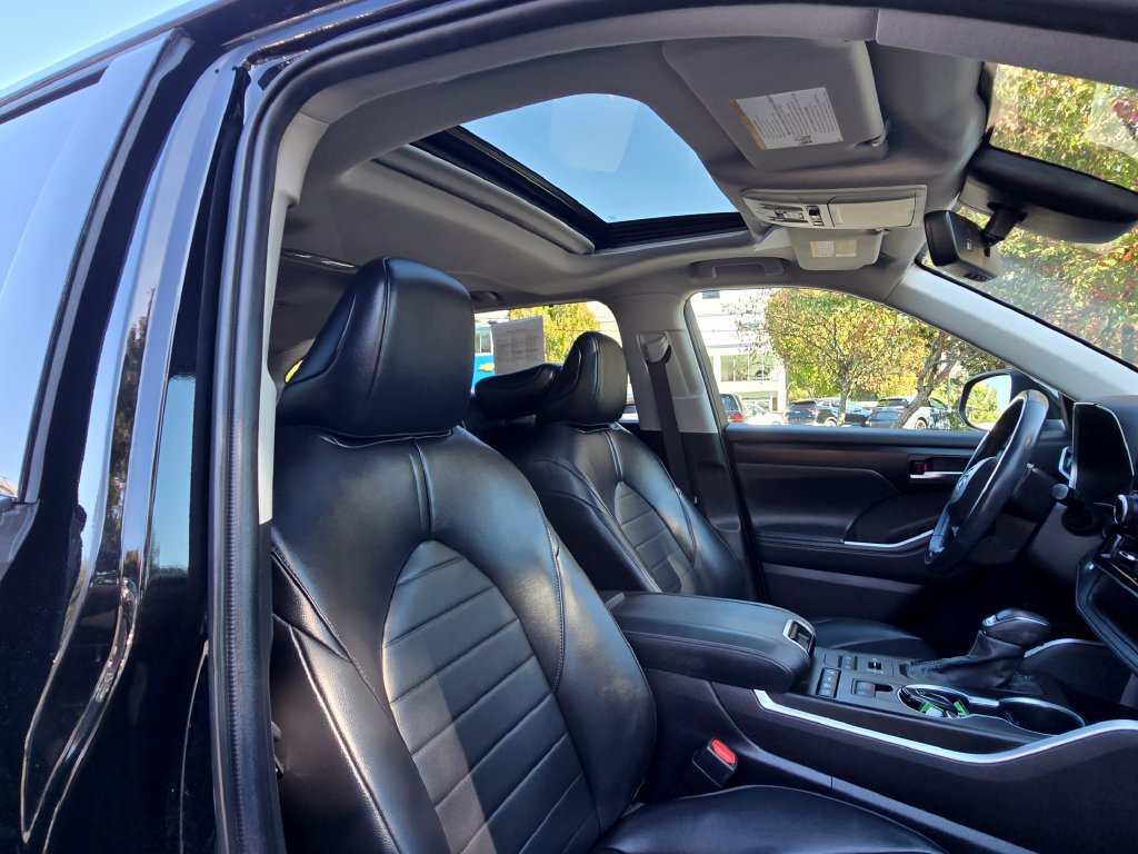 Certified 2022 Toyota Highlander XLE AWD/4WD image 12