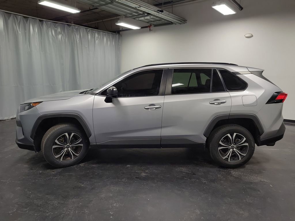 Used 2021 Toyota RAV4 LE image 5