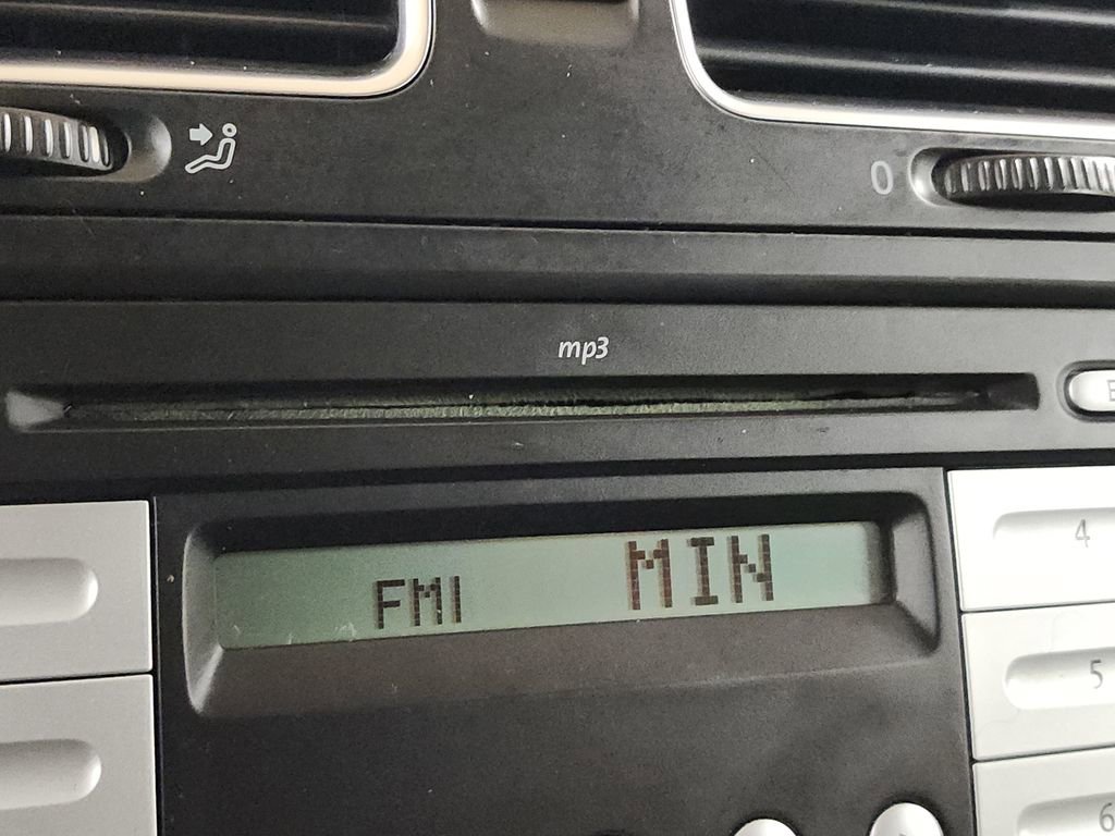 Used 2010 Volkswagen Golf 2-Door image 28