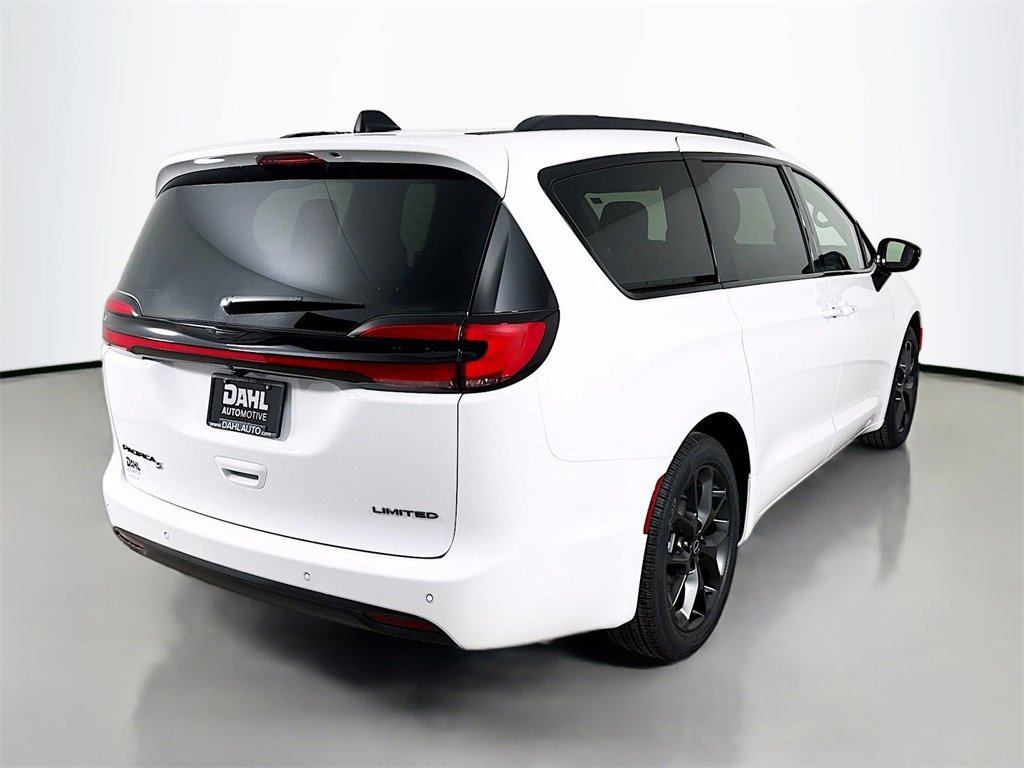 New 2026 Chrysler Pacifica Limited image 7