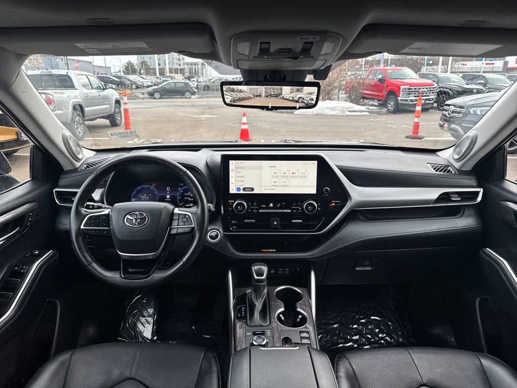 Used 2024 Toyota Highlander Platinum image 12