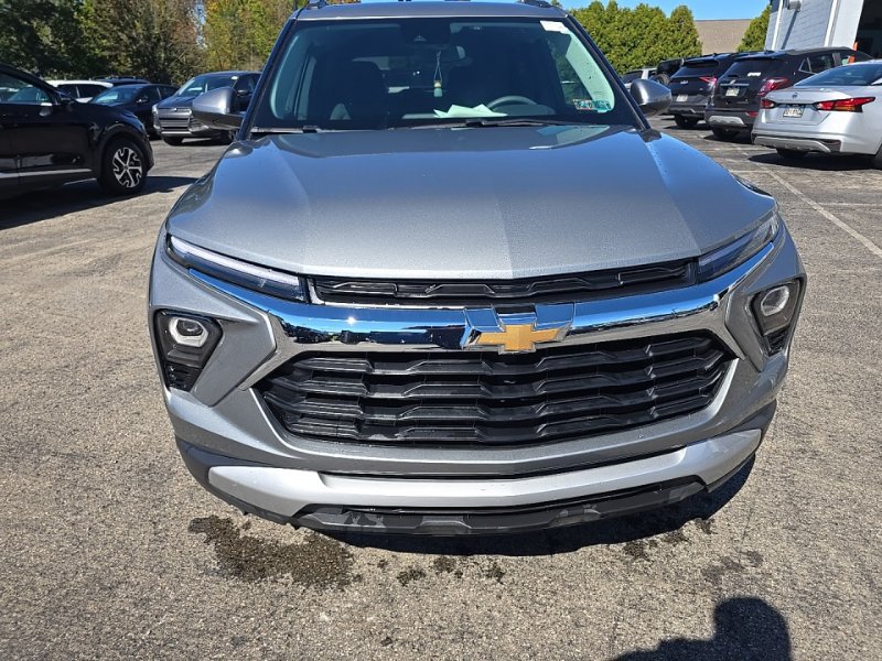 Used 2025 Chevrolet TrailBlazer LT AWD/4WD image 2