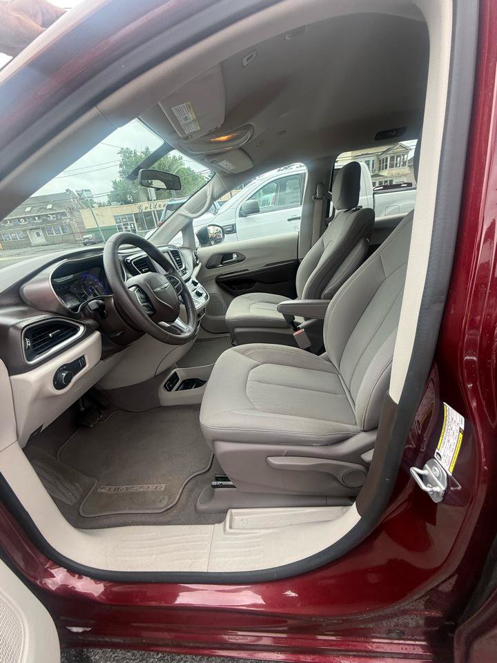 Used 2018 Chrysler Pacifica L FWD image 11
