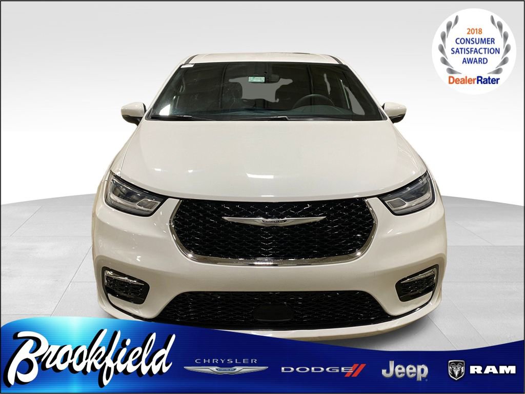 Used 2023 Chrysler Pacifica Touring image 2
