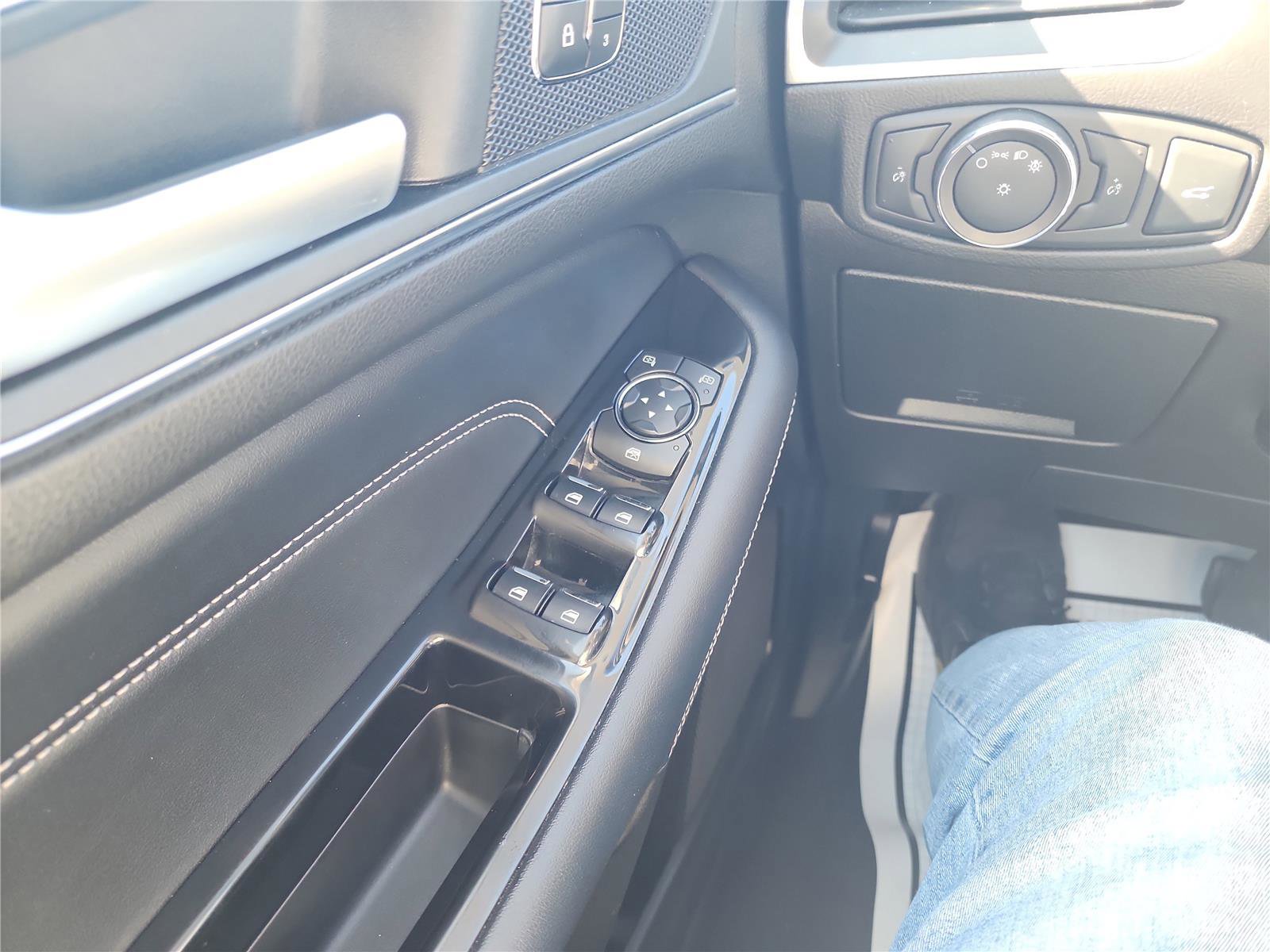 Used 2018 Ford Edge Titanium w/ Technology Package image 28