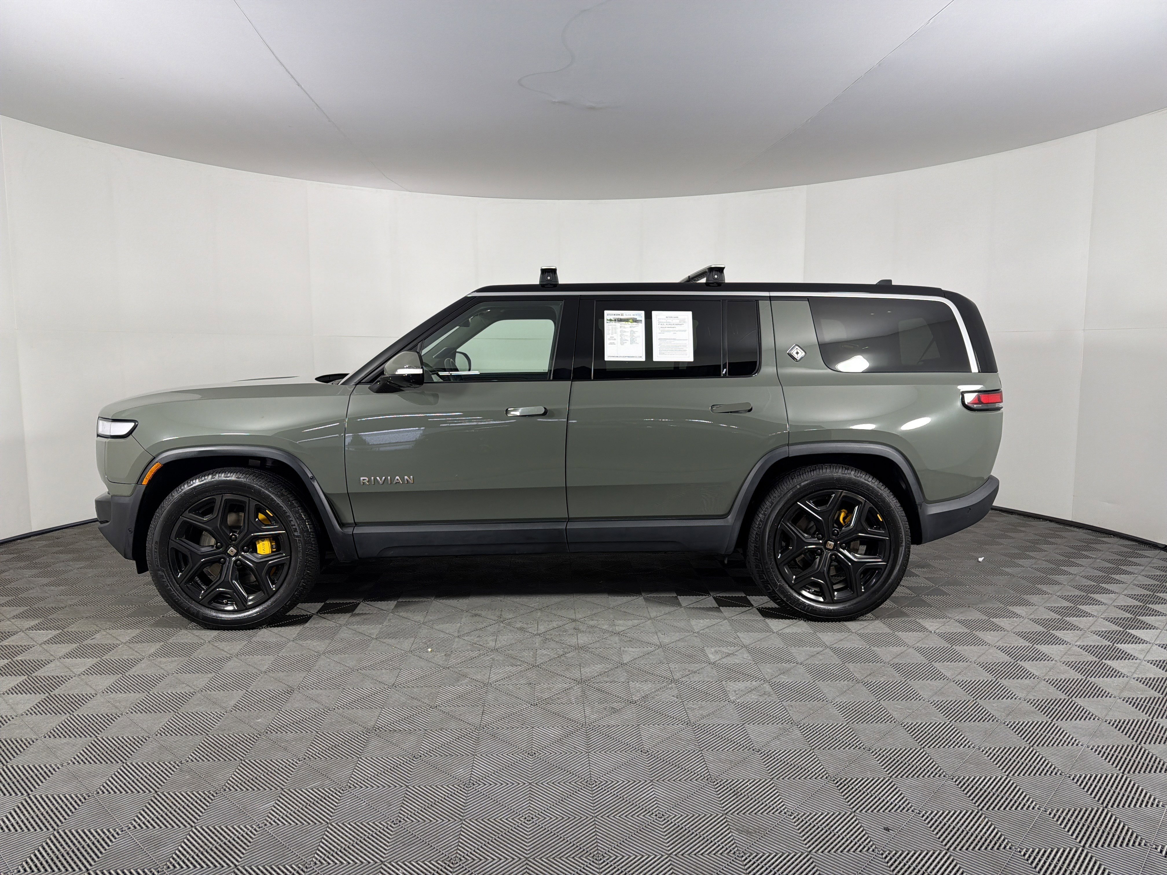 Used 2023 Rivian R1S Launch Edition image 4