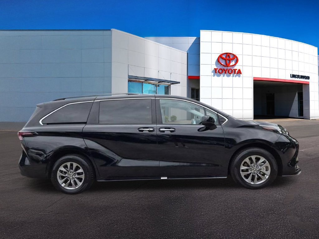 Used 2026 Toyota Sienna XLE FWD image 10