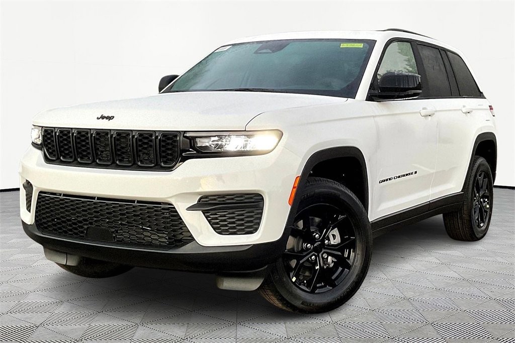 New 2025 Jeep Grand Cherokee Altitude image 2