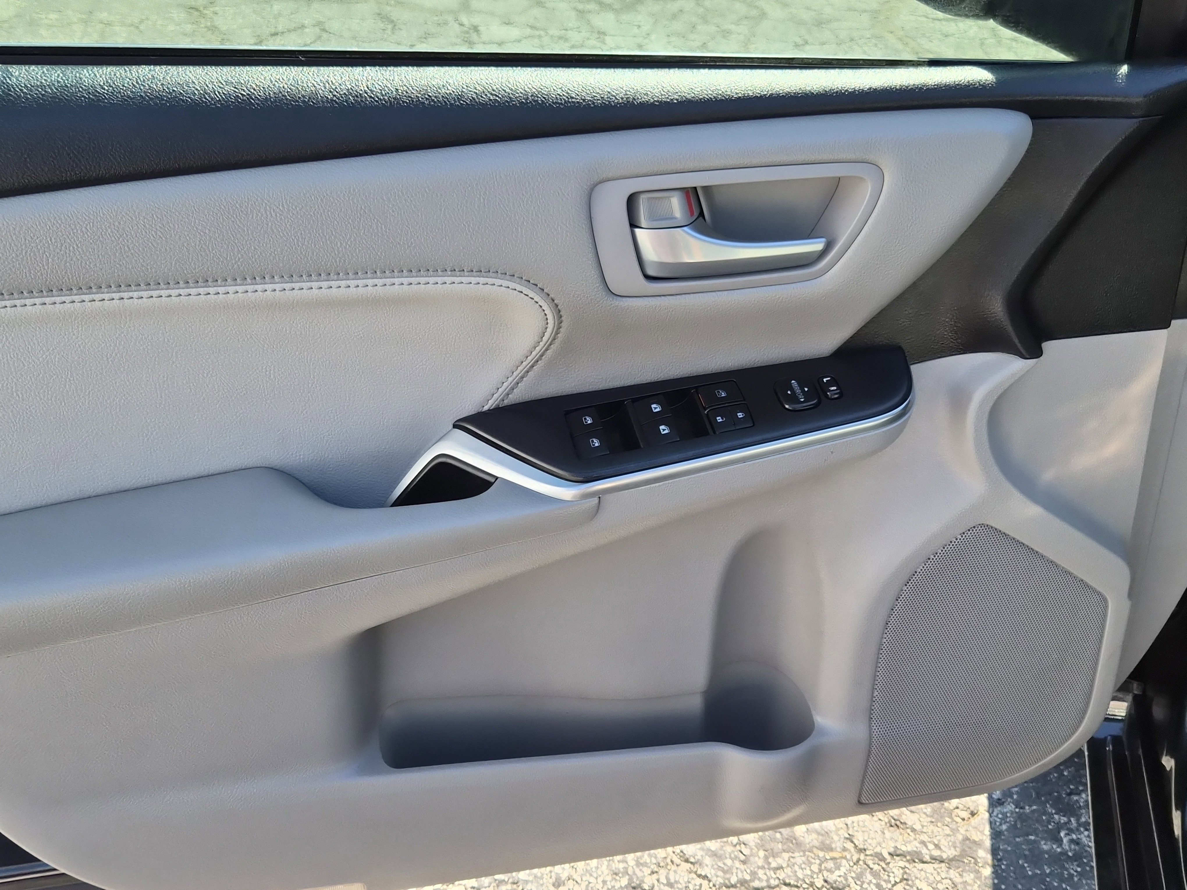 Used 2016 Toyota Camry XLE w/ Moonroof Package image 17