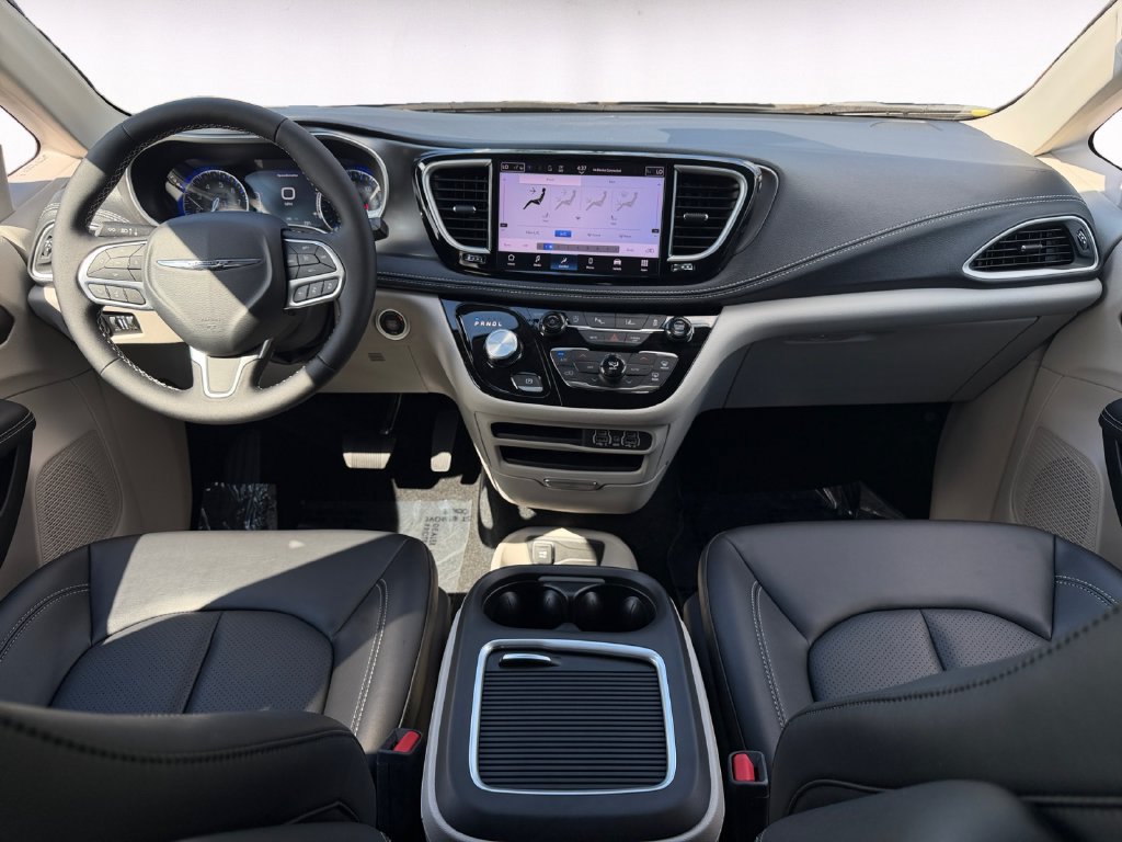 Used 2024 Chrysler Pacifica Touring-L FWD image 10