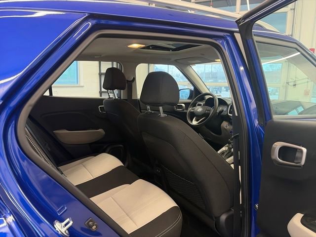 Used 2025 Hyundai Venue SEL image 35