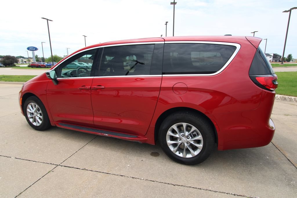 Used 2026 Chrysler Pacifica Select AWD/4WD image 16