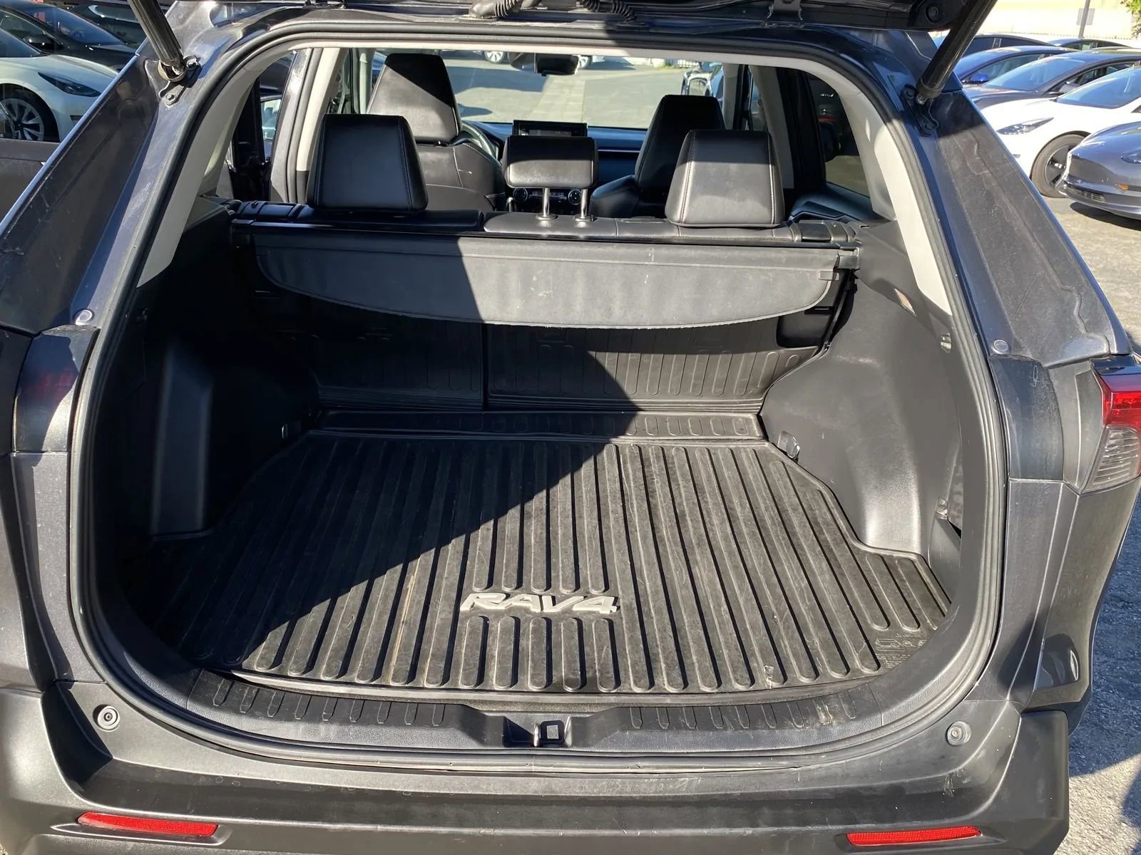 Used 2020 Toyota RAV4 XLE Premium image 8