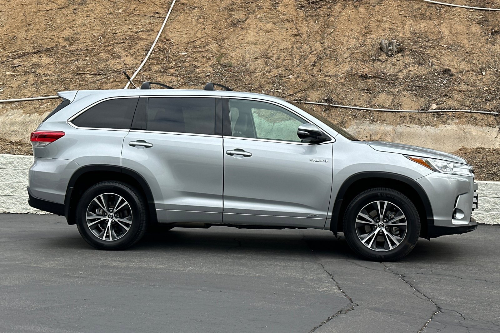Used 2018 Toyota Highlander LE w/ Carpet Mat Package (TMS) AWD/4WD image 3