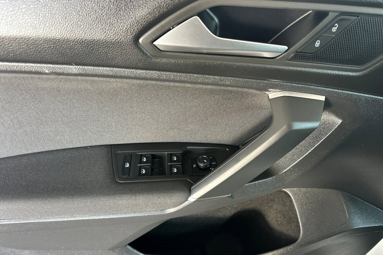 Used 2020 Volkswagen Tiguan S image 8