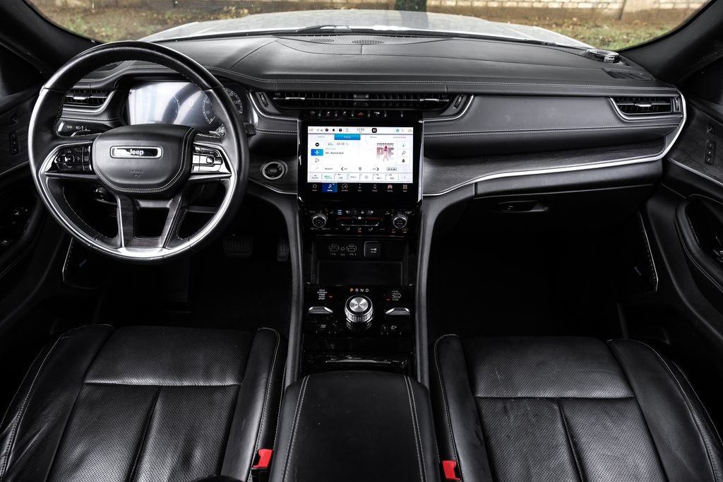 Used 2022 Jeep Grand Cherokee Overland w/ Luxury Tech Group IV AWD/4WD image 5