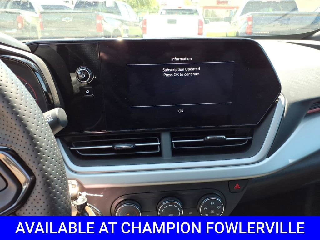 Used 2025 Chevrolet Trax RS FWD image 22