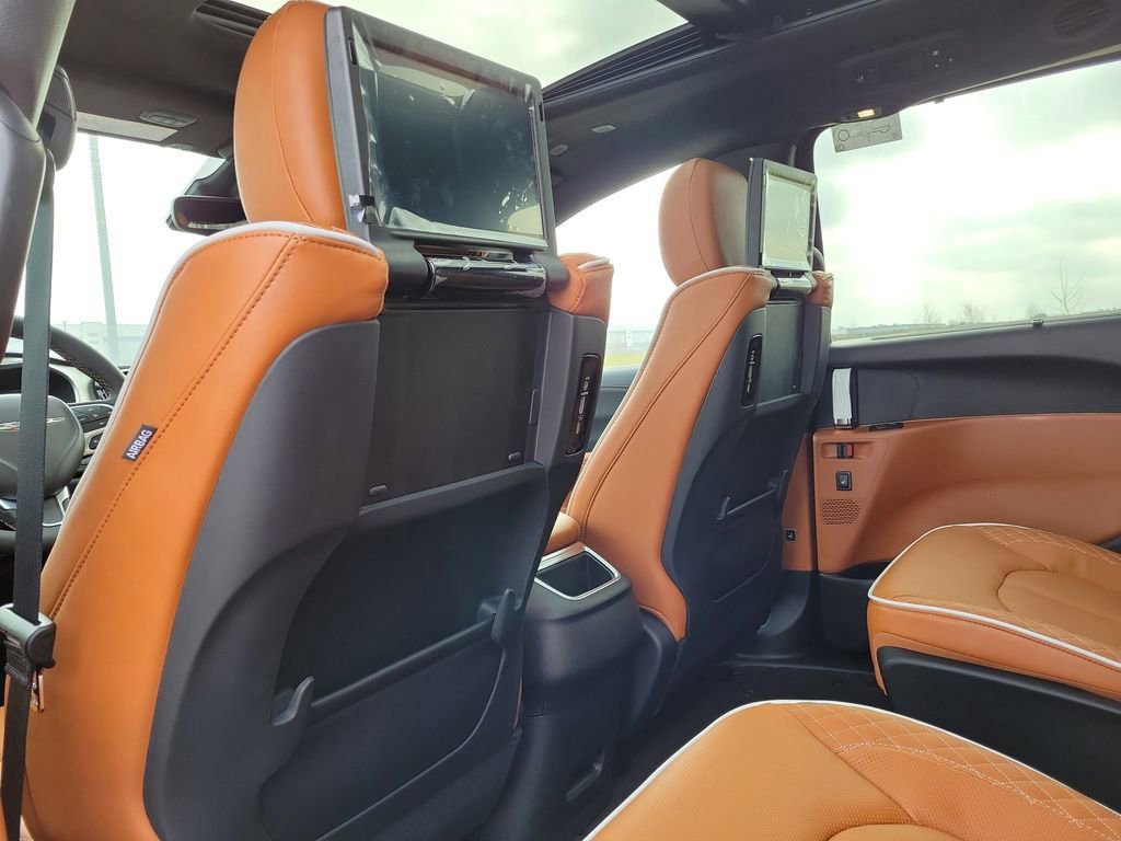 New 2026 Chrysler Pacifica Pinnacle w/ Trailer Tow Group image 14