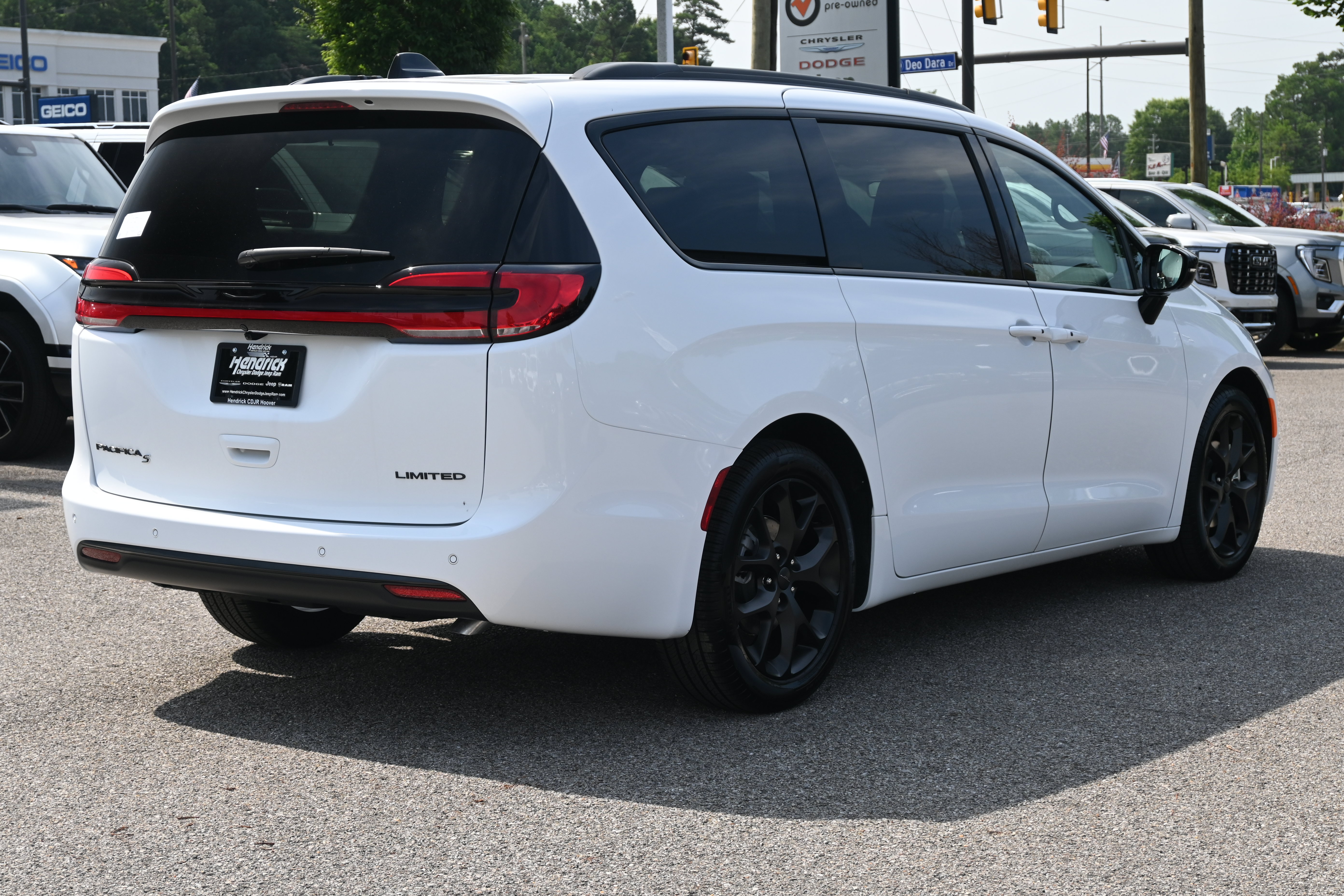New 2027 Chrysler Pacifica Limited FWD image 10