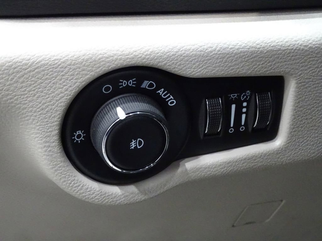 Used 2024 Chrysler Pacifica Touring-L image 19