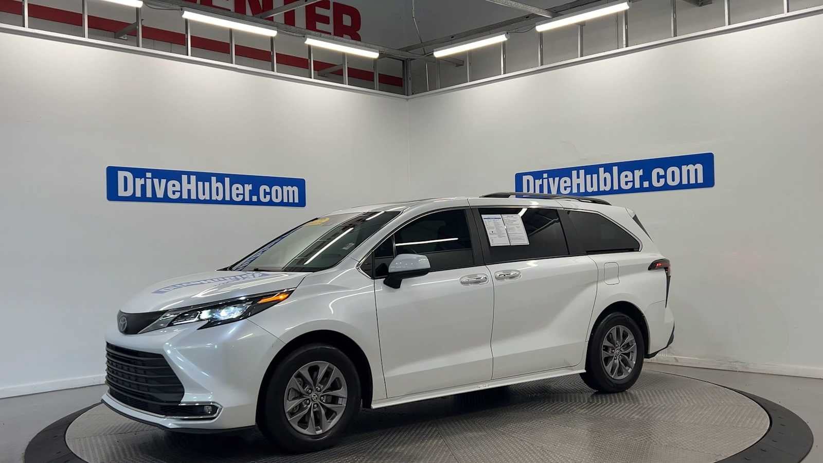 Used 2024 Toyota Sienna XLE FWD image 2